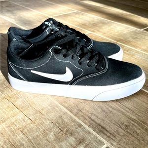 YOUTH Nike Charge, Brand New, Never Worn!